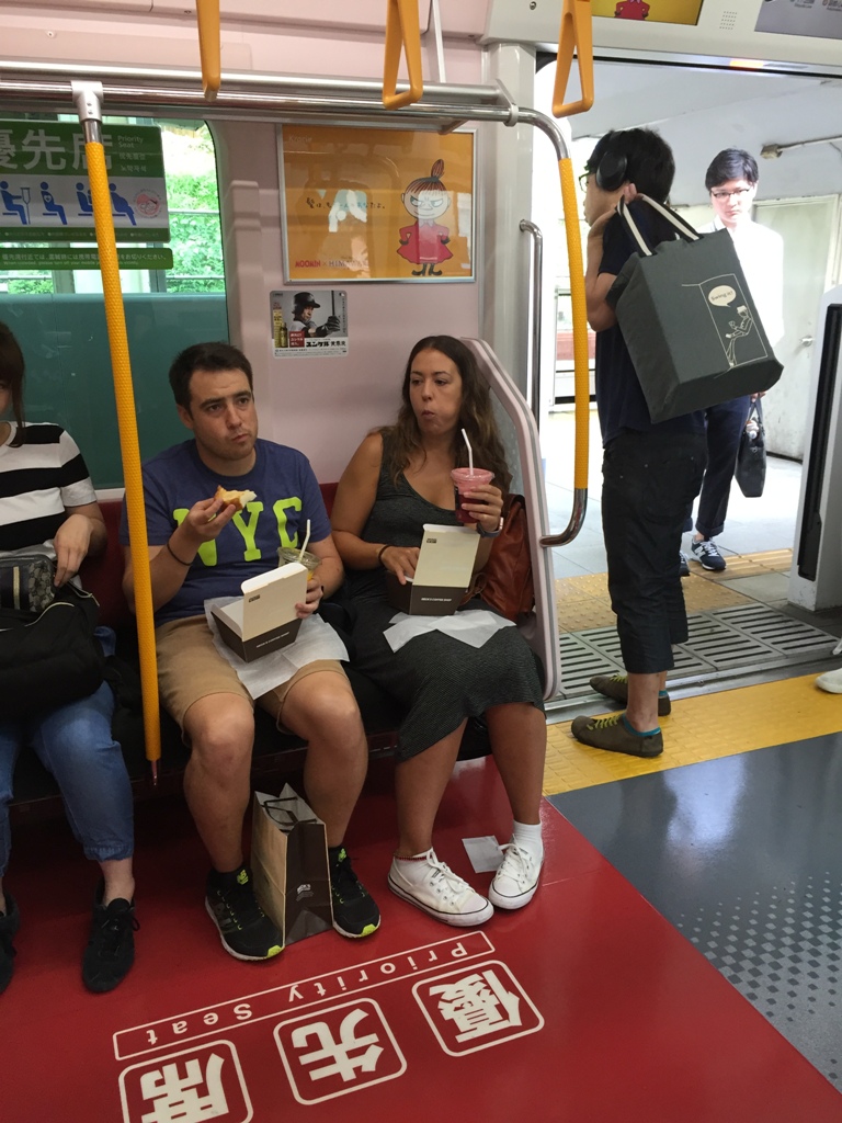 許多歐美觀光客也在車內吃東西,因為不認識漢字而占用博愛座。 圖：劉黎兒/攝