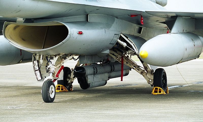 我國軍方在向美方採購42套ALQ-131A FMS 電戰莢艙，但疑遭美方單方面以研發成本上漲為由，變相提高價錢，使如今可採購數量銳減至只有原定的3成；監察委員包宗和、王美玉及仉桂美主動申請調查此事，釐清是否是美方惡意敲竹槓，亦或是中間單位有作業上的違失。 圖：翻攝自尖端科技軍事圖庫