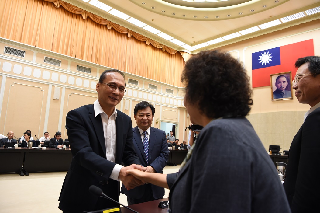 林全今（7）天在院會中和高雄市長陳菊握手致意。 圖：行政院/提供