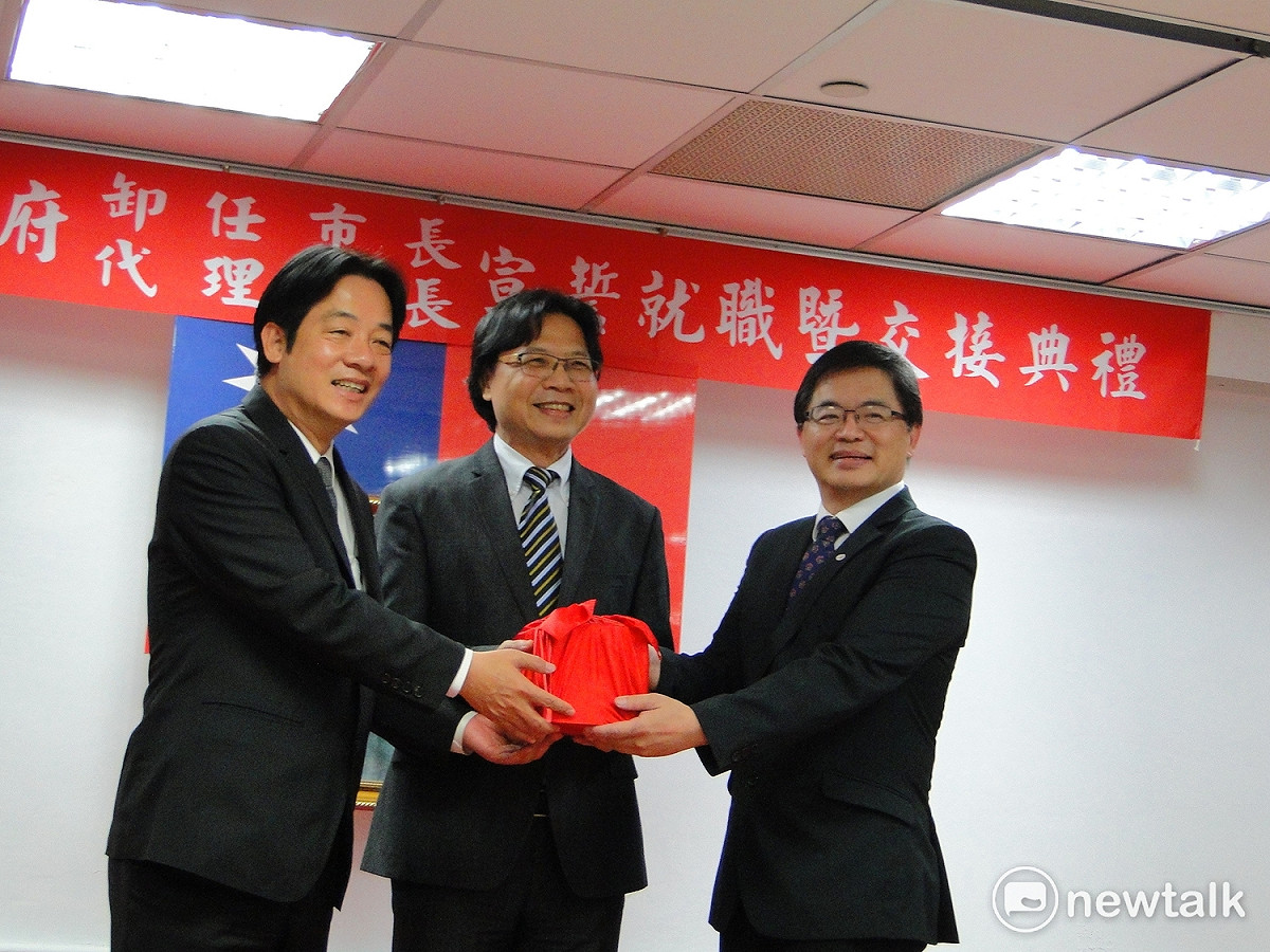 台南市長賴清德在市府與代理市長李孟諺進行交接，由內政部長葉俊榮主持監交儀式。 圖 : 黃博郎/攝
