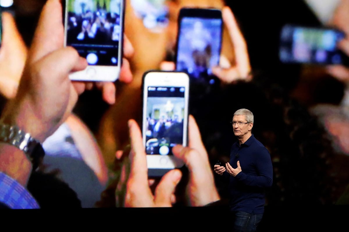 蘋果iPhone 8箭在弦上，從分析師的報告及已曝光的資訊來看，iPhone8在臉部辨識、3D感測、無線充電、類載板SLP、機殼色系、銷售數量等7大層面，預期將有嶄新風貌。 圖：達志影像/美聯社