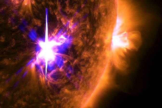 今（8）日地球將迎來12年來最強的太陽風暴（solor flare，閃焰、太陽耀斑），這兩天恐會受到其影響，造成大規模中斷通信，甚至損壞衛星及地球地上電網。 圖：翻攝自NASA