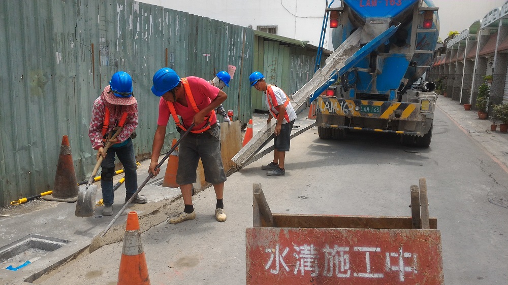 焚化再生粒料使用於控制性低強度回填材料（混凝土）修整道路。 圖：高雄市環保局提供