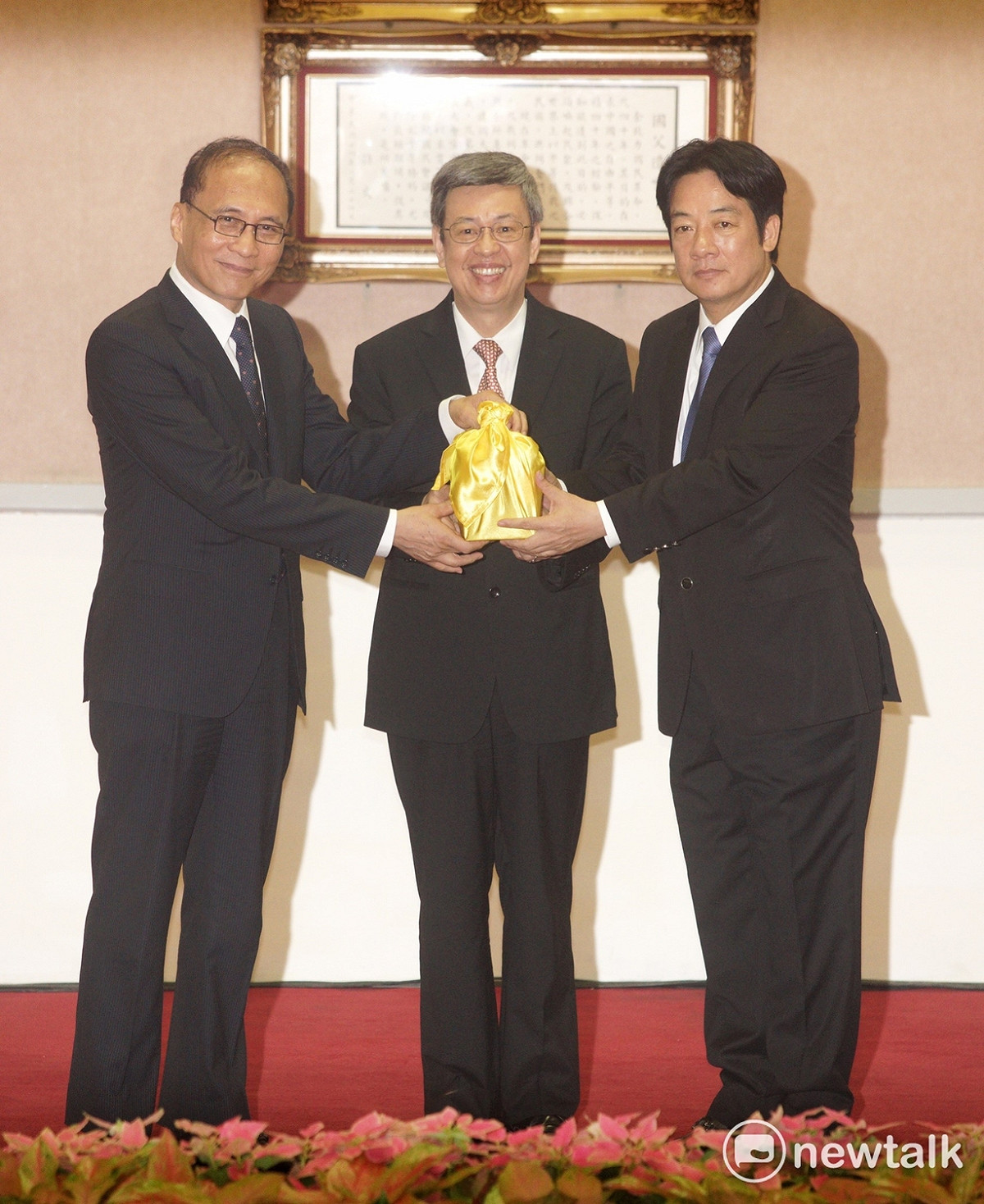 副總統陳建仁今（8）天奉蔡英文總統之命，擔任行政院卸任及新任院長交接的監交人。 圖：常日豪/攝