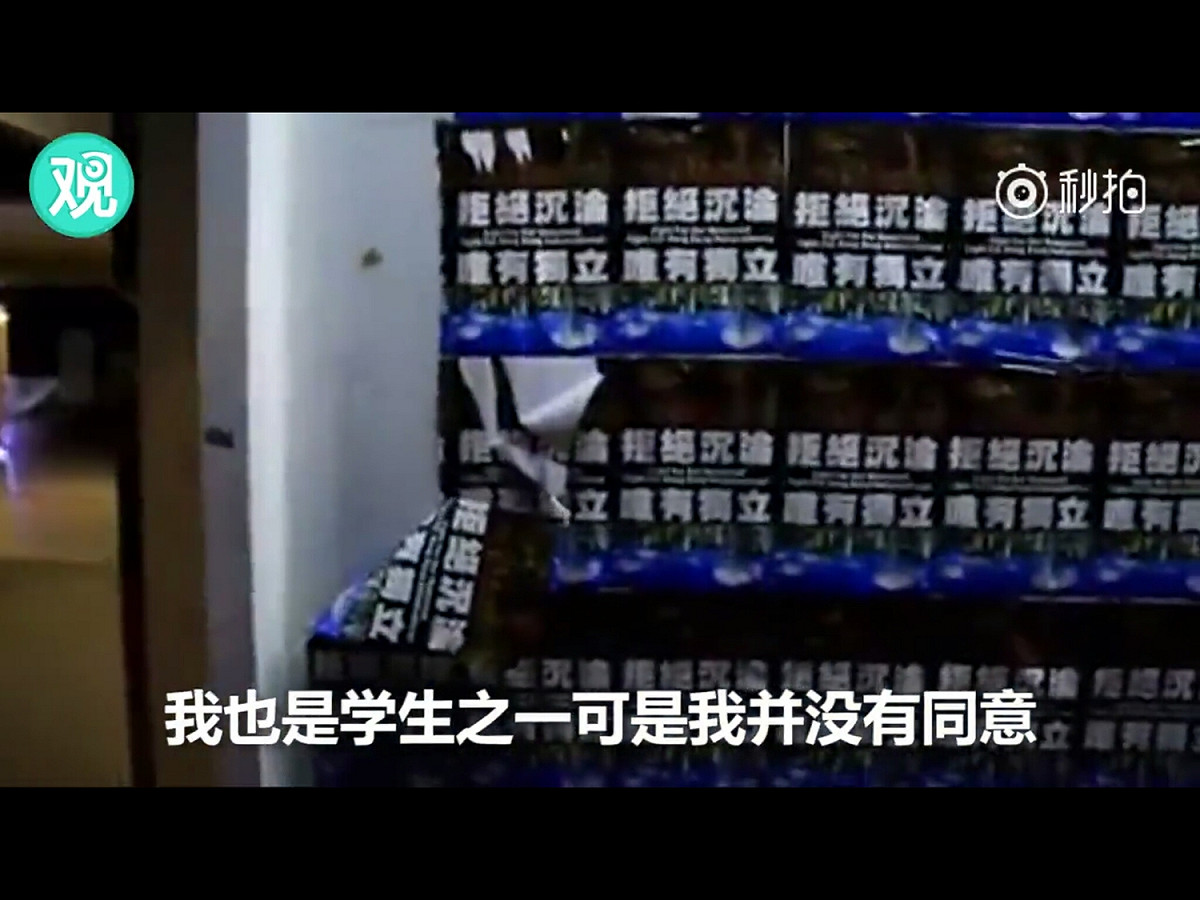香港中文大學民主牆上，貼滿學生會製作的A4尺寸「拒絕沉淪，唯有獨立」海報，引起中國女學生的不滿。 圖：翻攝自觀察者網視頻