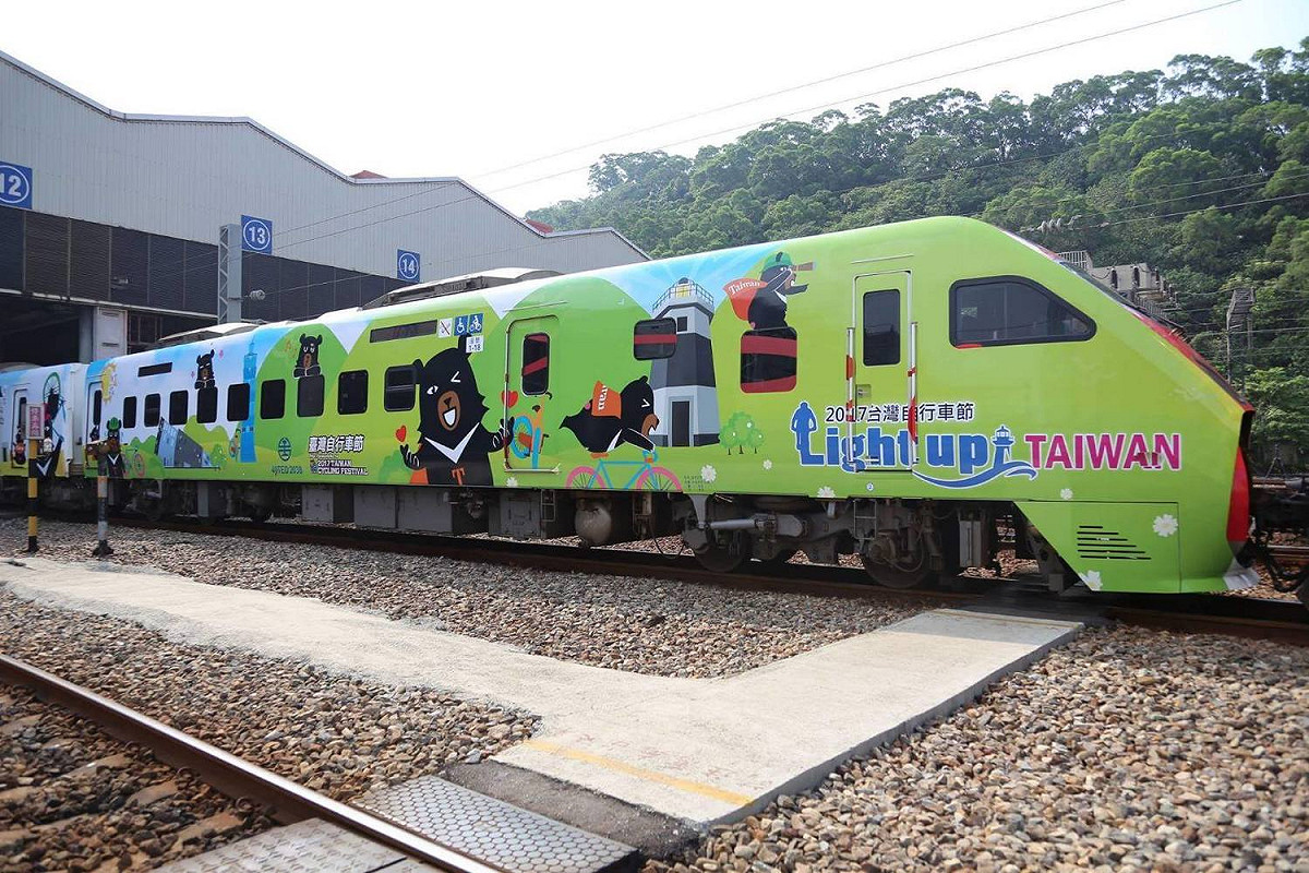 交通部觀光大使喔熊躍上普悠瑪號，「喔熊騎喚列車」今日首航。 圖： 交通部觀光局 / 提供