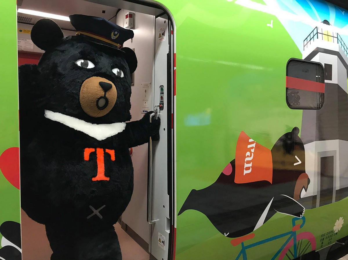 喔熊組長歡迎乘客上車。 圖： 交通部觀光局 / 提供