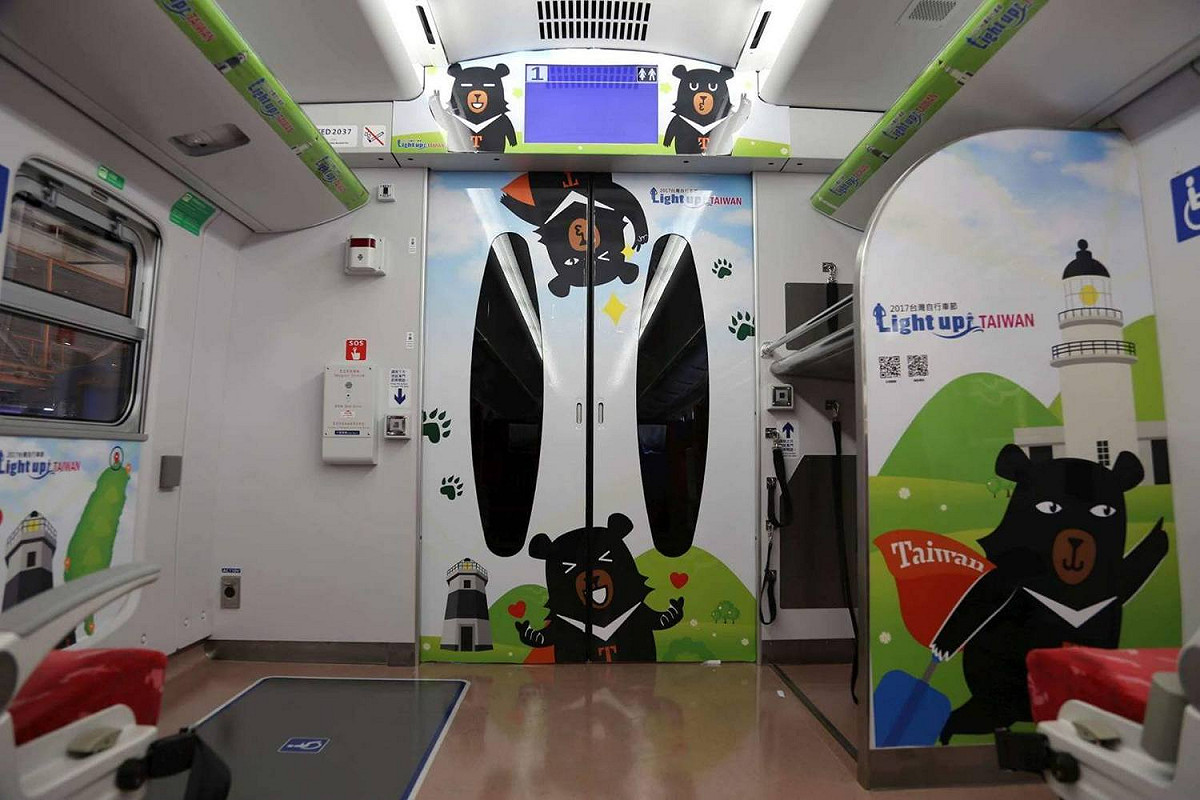 「喔熊騎喚列車」內裝繪有可愛的喔熊圖案。 圖： 交通部觀光局 / 提供