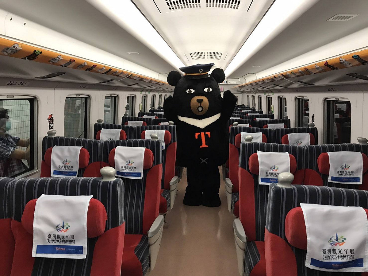 喔熊在車廂內歡迎乘客。 圖： 交通部觀光局 / 提供