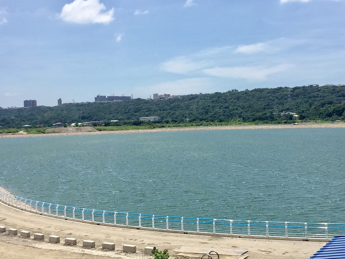 位於石門水庫上游的中庄調整池，是一座地面水庫，最具特色的「中庄攔河堰」工程，為全臺首座於河道內，採用傾倒式活動堰的攔河堰，應用油壓系統操作，設計施工皆為全國首創，單一閘門跨距約20公尺、高度5公尺，規模為東南亞最大！ 圖:陳奕/攝