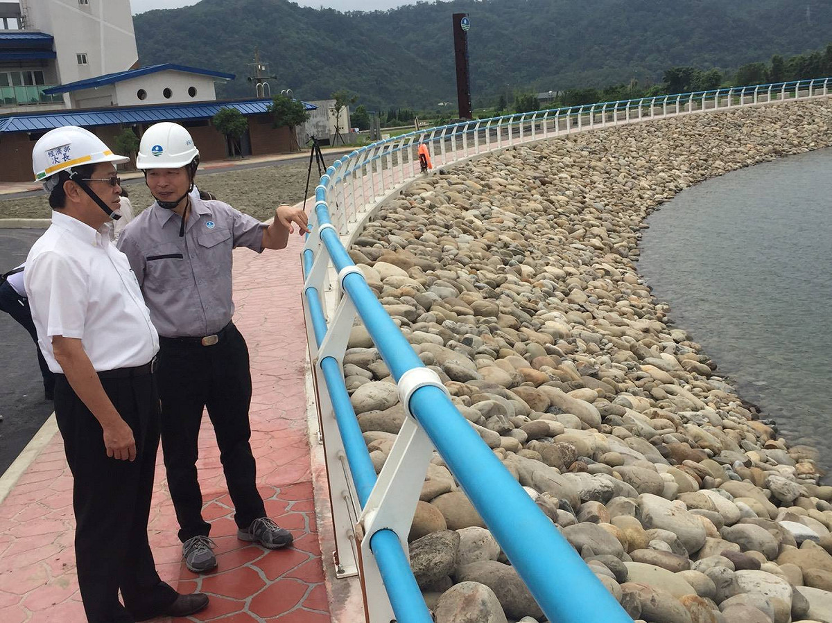 水利署北水局副局長邱忠川向主管水資源業務的經濟部次長楊偉甫說明中庄調整池。肩負石門水庫備援供水重任的中庄調整池，將於11月竣工。實際上中庄調整池的主體程於今年6月已初試蓄水，透過颱風來前先行蓄水，當濁度升高時，確保桃園及板新地區80萬噸供水正常。 圖:陳奕/攝