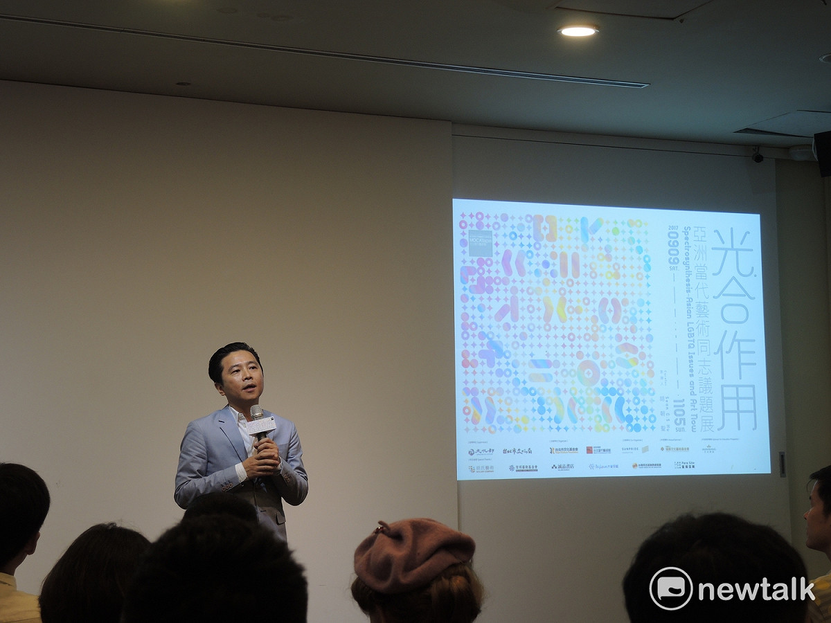 台北當代藝術館結合香港驕陽基金會，推出「光合作用－亞洲當代藝術同志議題展」，為亞洲首個於官方美術館舉辦的LGBTQ議題主題展覽。胡朝聖表示，希望透過藝術跟大眾做溝通，讓社會了解同志等性少數族群在日常生活中必須面對的真實情境；展覽下一站將前往香港，未來希望遍及亞洲其他地方。 圖：黃韋銓/攝