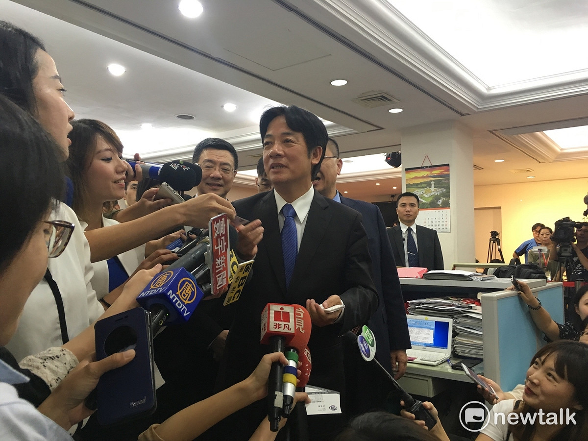 新任行政院長賴清德今（8）天下午在秘書長卓榮泰、發言人徐國勇的陪同下，到記者室和媒體記者寒暄。 圖：黃韋銓/攝