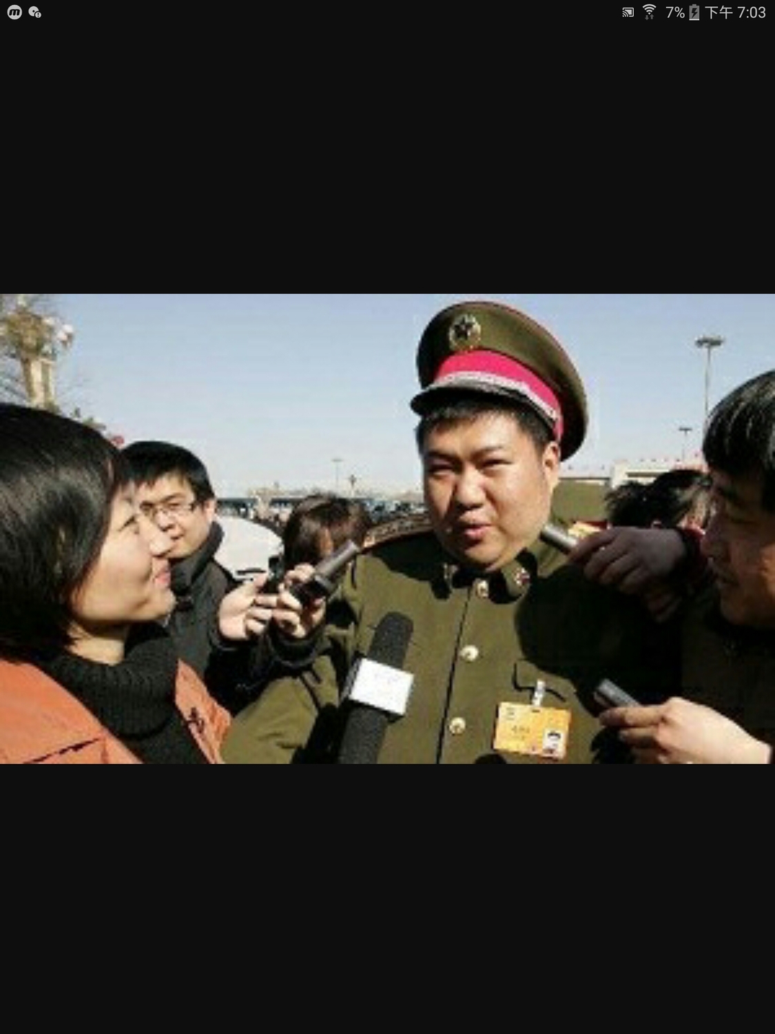 對於晉升少將和一系列榮譽性頭銜，毛新宇坦承其中有家庭因素。毛新宇受媒體青睞還因為其時常發表一些「高談闊論」，並且常把「我爺爺」掛在嘴邊。 圖：翻攝自大紀元新聞網