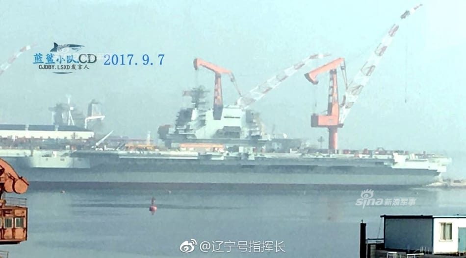 軍事迷上傳照片，指出中國首艘自製002型航母疑似開始武裝。 翻拍自新浪軍事網