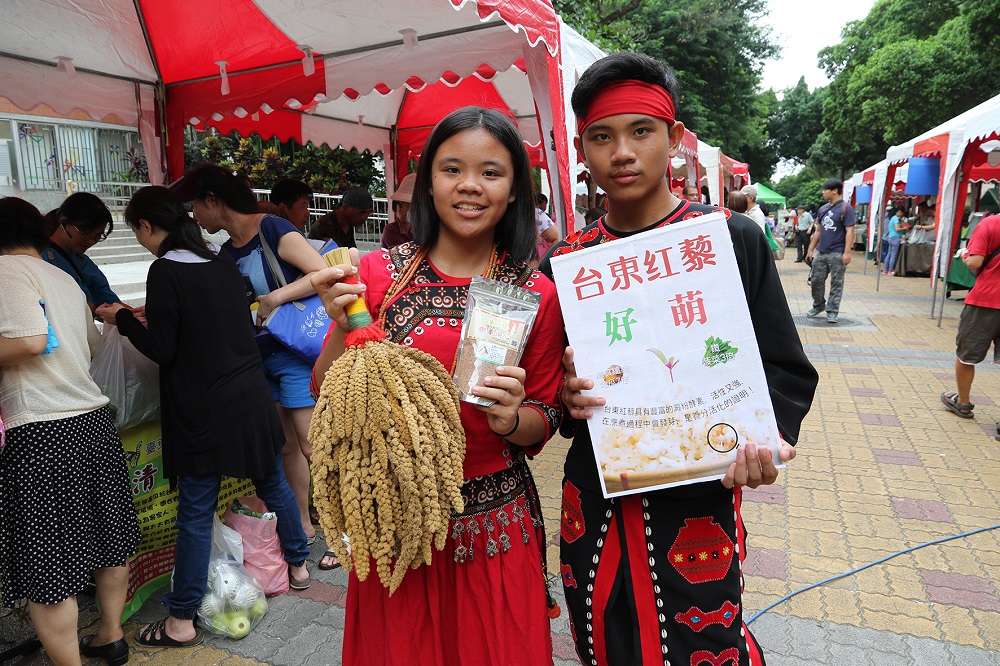 台東農友回娘家歡慶市集十週年。 圖：中興大學提供