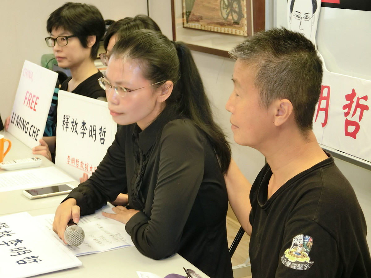 李淨瑜今在記者會中數度哽咽，尤其提到和婆婆意見不同時情緒略激動，一旁的王麗萍拍拍她安慰。 圖：李書璇/攝