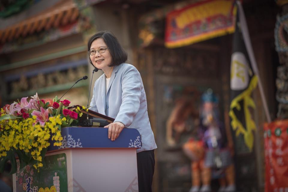 蔡英文在義民祭致詞時全程使用客家語，大喊「我是客家妹」。 圖：擷取自蔡英文臉書