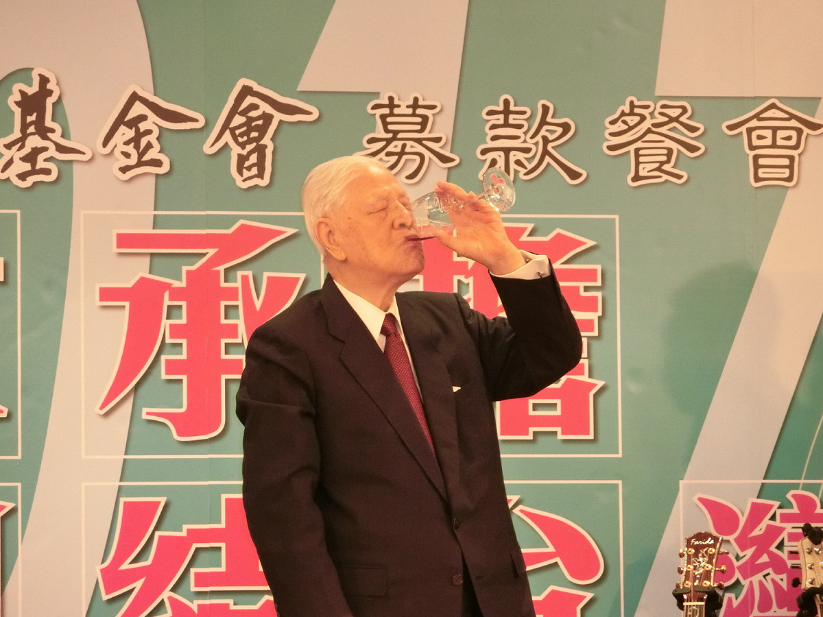 李登輝為了向去年身體狀況不佳提前離席道歉，表示今年要好好陪大家喝一杯，並拿起紅酒一飲而盡。 圖：李書璇/攝