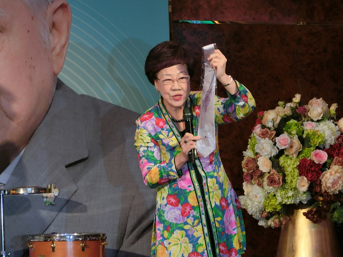 前副總統呂秀蓮送了一條代表台灣戰略位置的領帶給李登輝。 圖：李書璇/攝