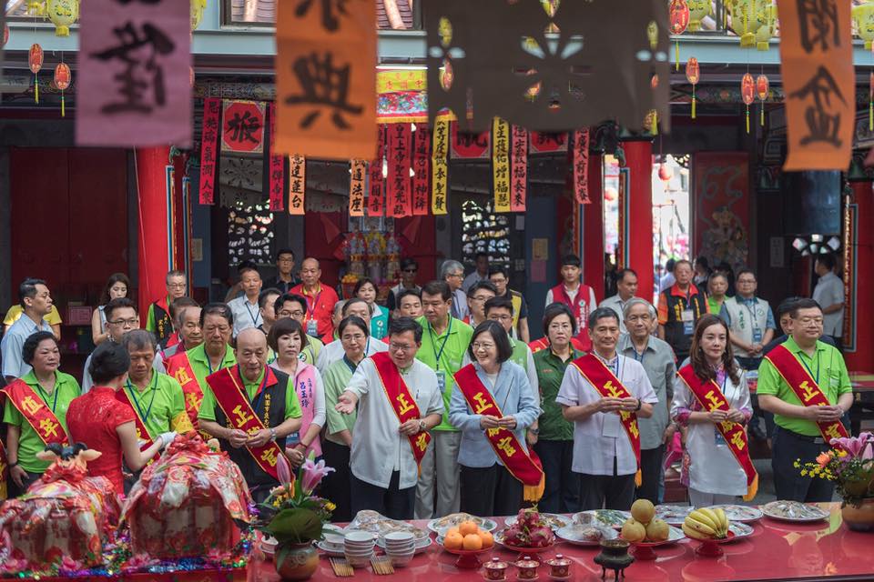蔡英文與鄭文燦參拜義民爺。 圖：擷取自蔡英文臉書