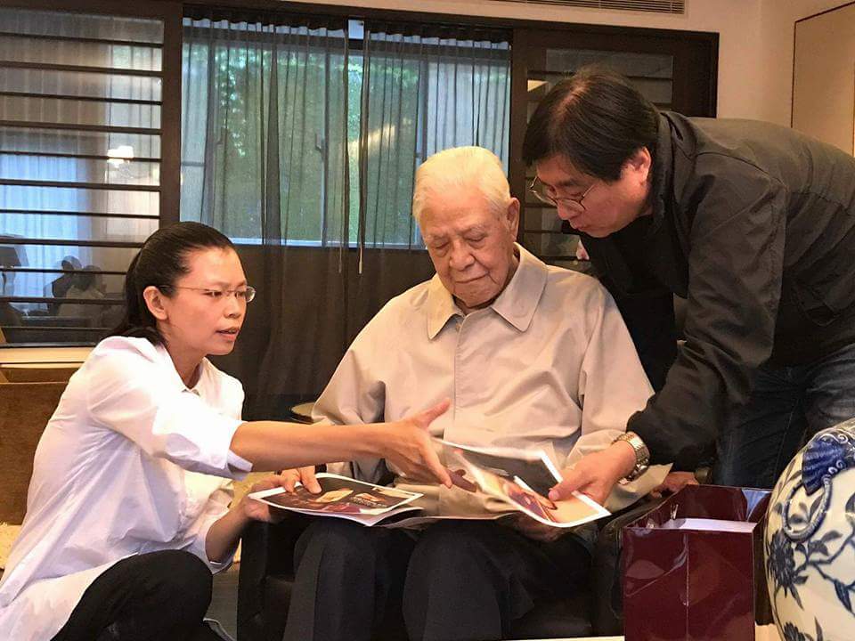 前總統李登輝（中）關心李明哲案營救情形，資深媒體人、台灣關懷中國人權聯盟創會理事長楊憲宏（右）和李明哲的太太李凈瑜（左）向他說明相關資料。 圖：翻攝自「China Free Li  聲援李明哲  人體排字行動」臉書