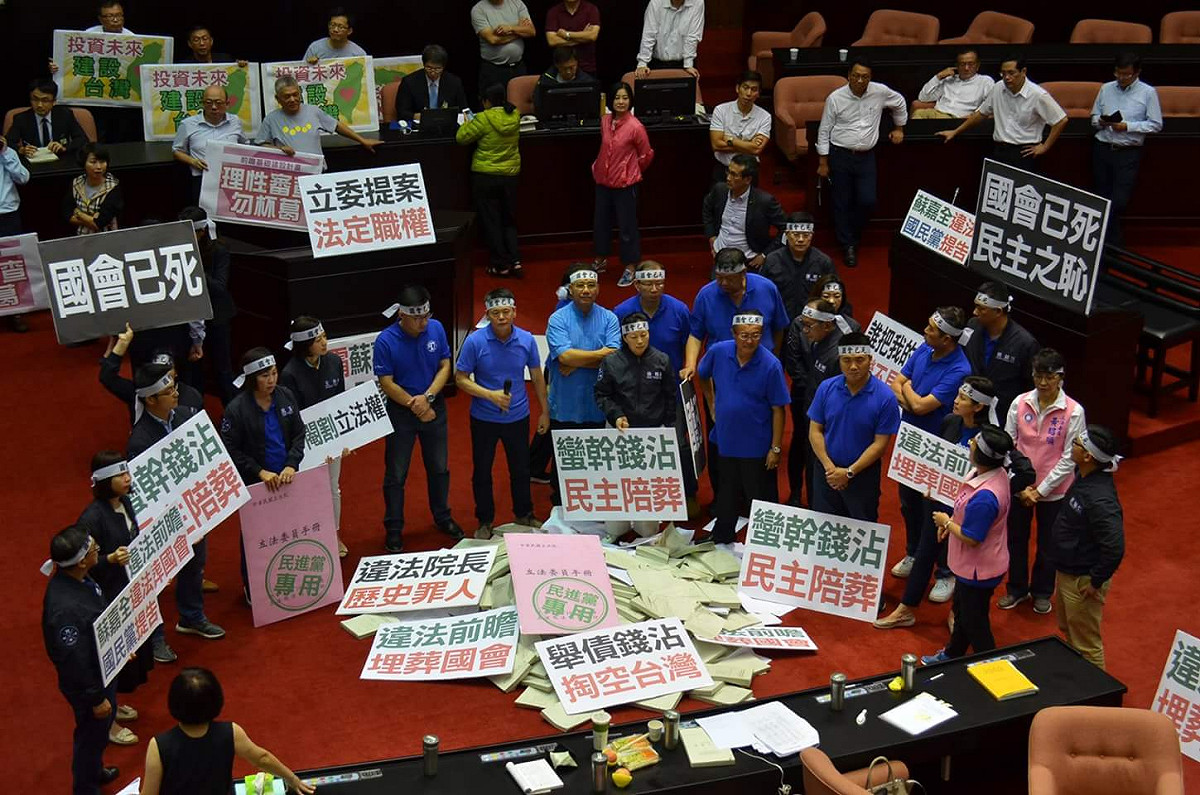 國民黨第20屆中央委員選舉結果出爐，黨中央權力結構重新洗牌。登記參選的10名現任立委全上榜，顯見國會系統在這波黨中央權力改組下，仍握有絕對政治實力。圖為立法院審查「前瞻建設第一期特別預算」時，國民黨團在議場內擺滿各式抗議海報和標語。 圖：翻攝自國民黨立院黨團臉書