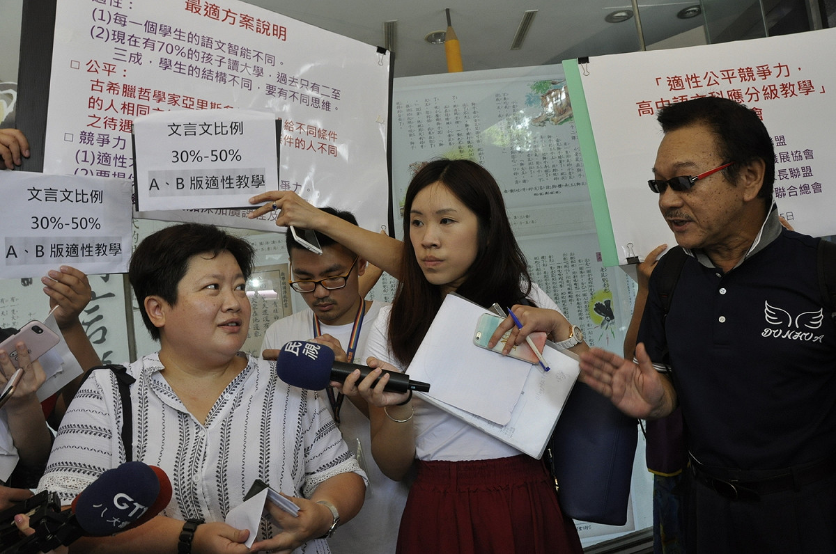 全國家長聯合會召集人蘇祐晟（ 圖右）與國文科課審大會委員、全教會祕書長李雅菁激烈爭辯（圖左）。 圖:陳香蘭／提供