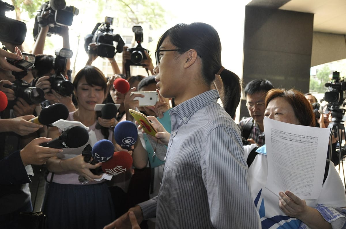 高中國文科課審大會學生委員蕭竹均，在開會前散發四個高中社團「致課審會的一封信」 圖:陳香蘭／攝