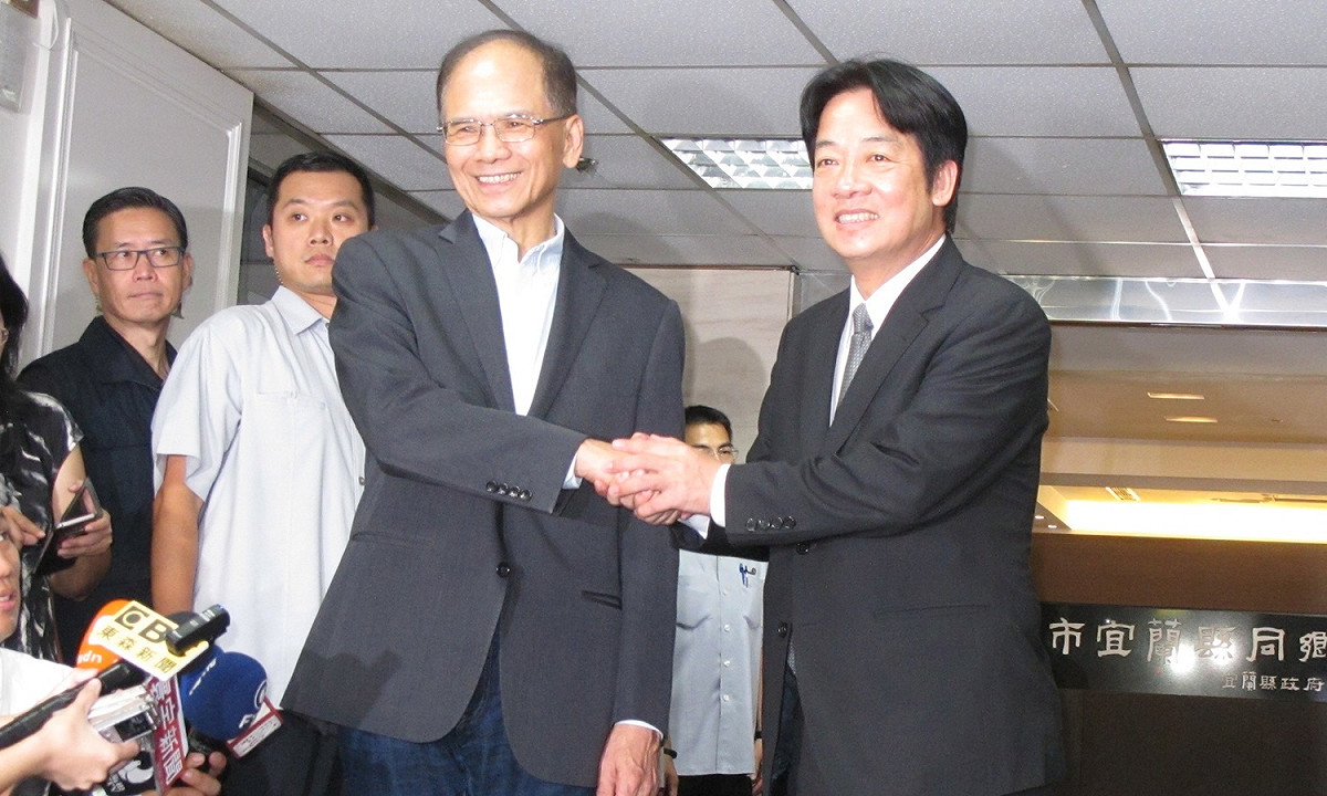 行政院長賴清德10日前往台北市宜蘭同鄉會拜會前行政院長游錫堃。 圖：林朝億/攝