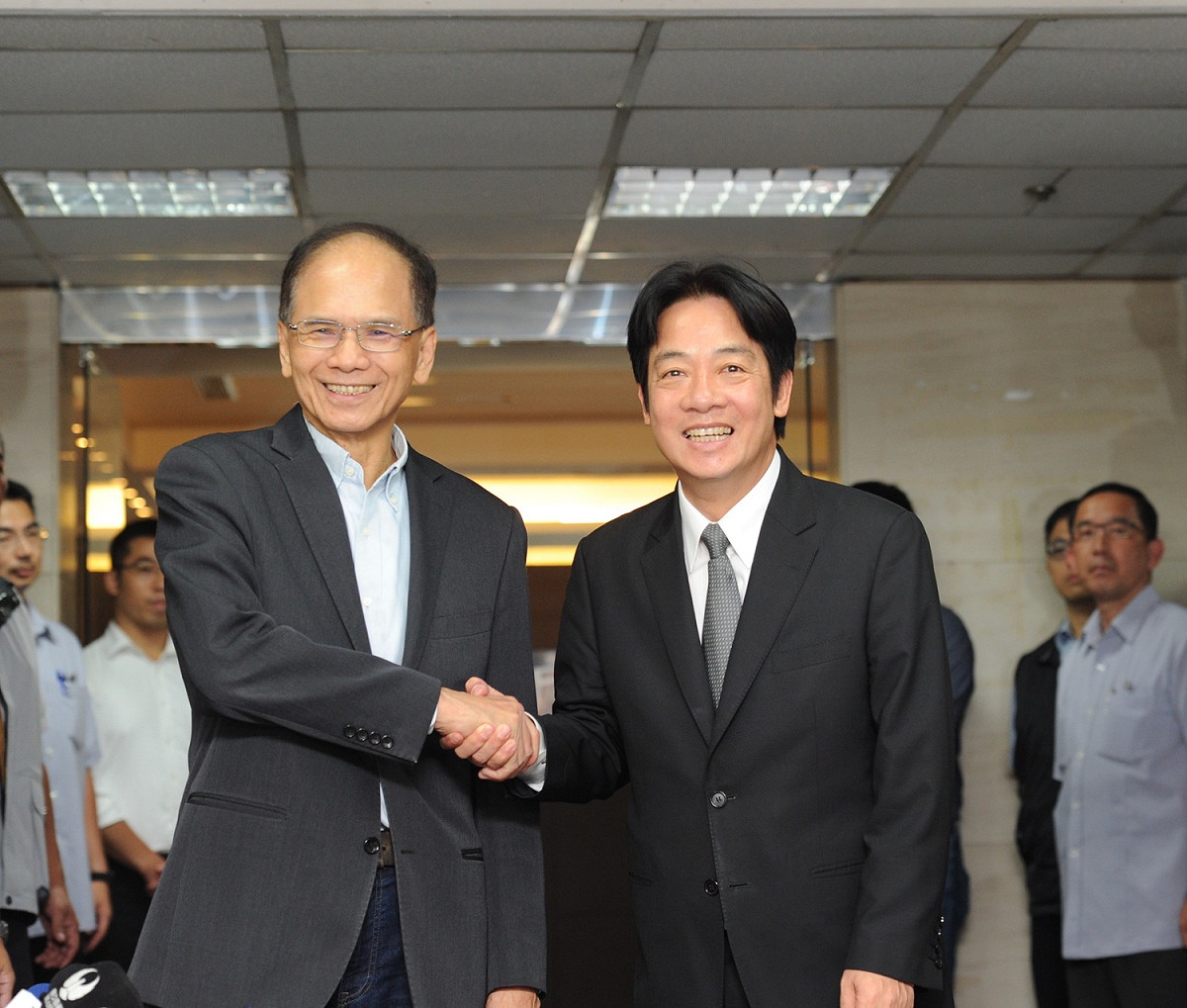行政院長賴清德10日前往台北市宜蘭同鄉會拜會前行政院長游錫堃。 圖：林朝億/攝