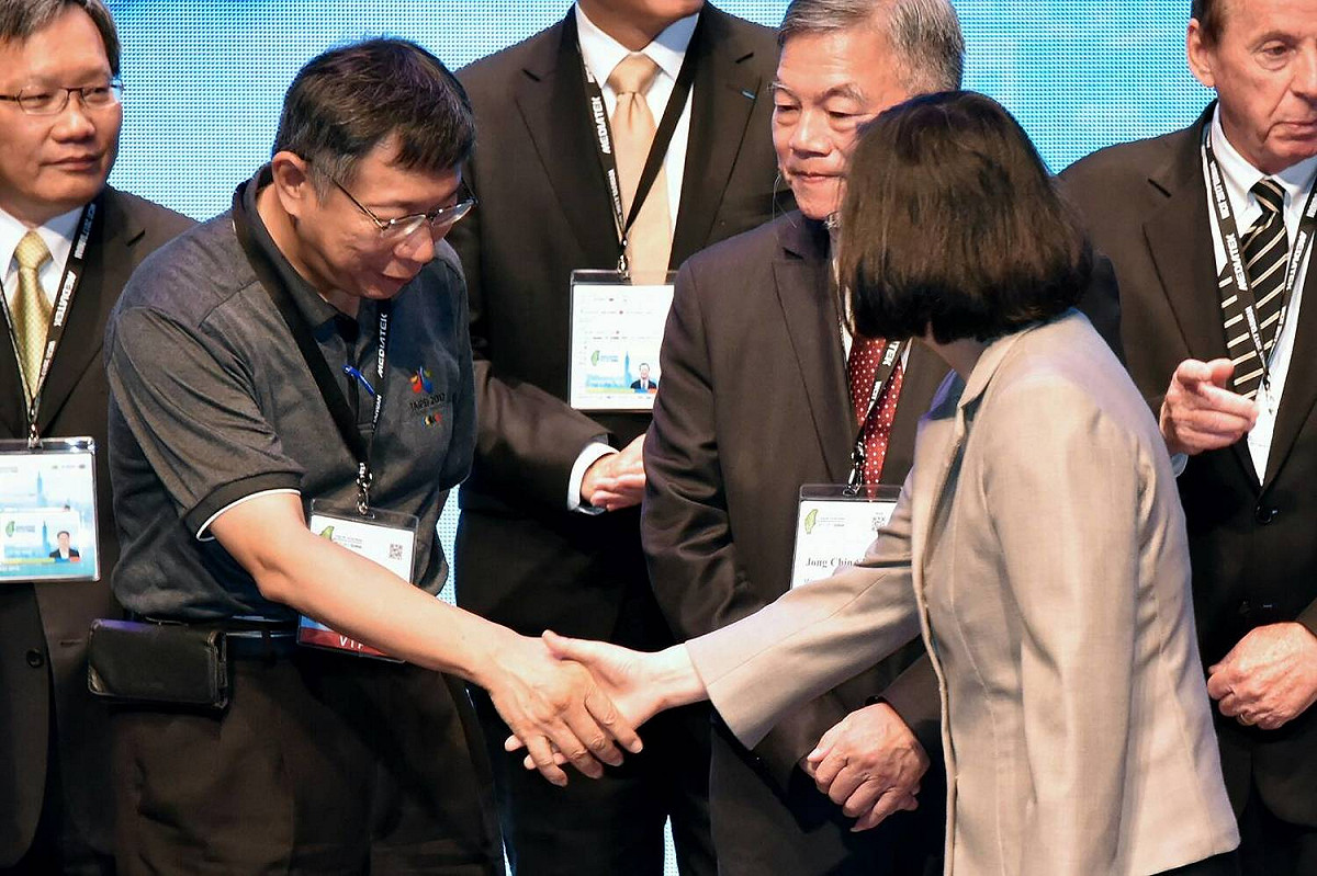 總統蔡英文與台北市長柯文哲握手。 圖：台北市政府 / 提供