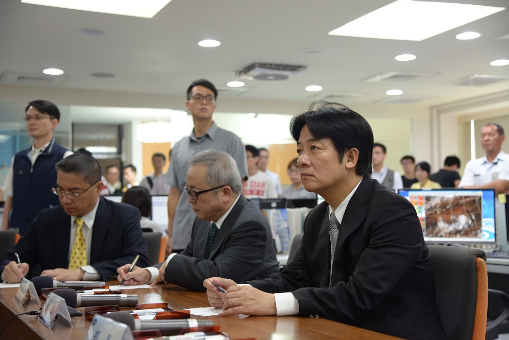 輕颱泰利來勢洶洶，預計以中颱上限甚至強颱等級侵台，行政院長賴清德及交通部長賀陳旦今 (11) 日上午10點20分抵達氣象局聽取簡報。 圖：行政院/提供