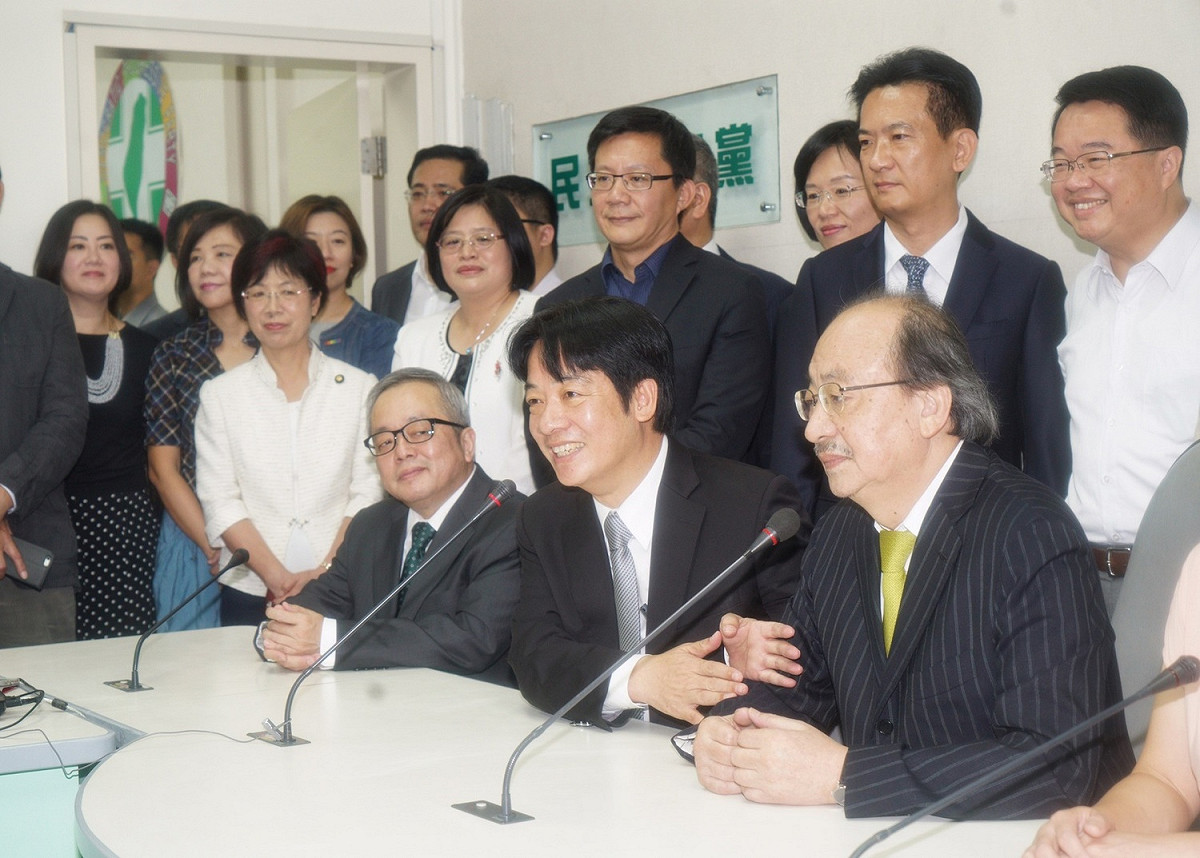 行政院長賴清德今（11）天「回娘家」拜會朝野黨團，最後一站來到民進黨團。 圖：常日豪/攝