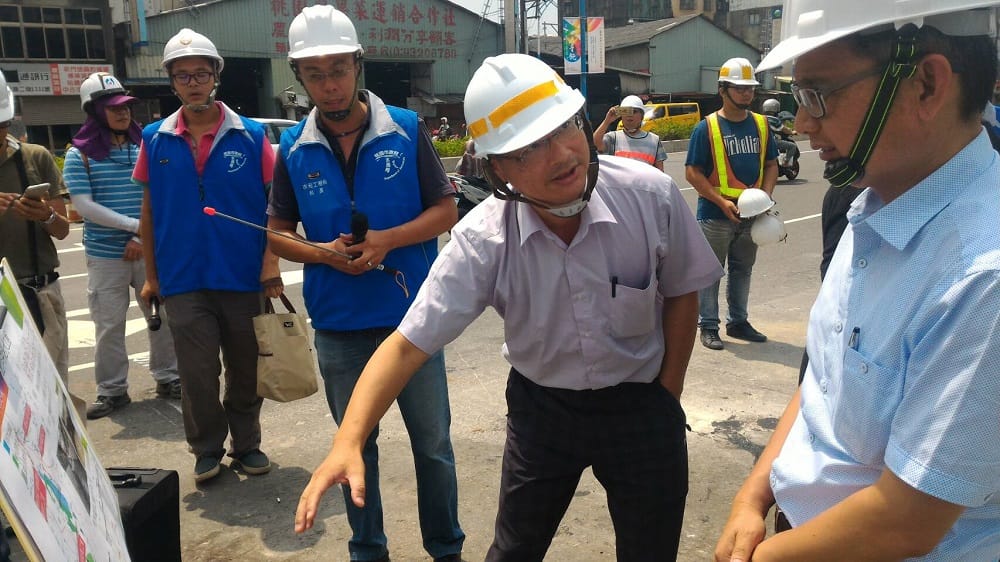 水利署署長賴建信視察桃園東門溪桃林鐵路雨水下水道截流工程，要求各所屬單位針對本次颱風上緊發條，嚴密防颱。 圖：經濟部水利署/提供