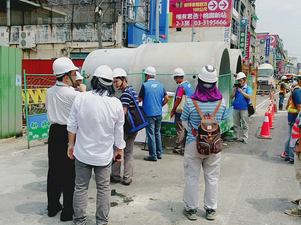 水利署署長賴建信視察桃園東門溪桃林鐵路雨水下水道截流工程，要求各單位針對本次颱風上緊發條，嚴密防颱。 圖：經濟部水利署/提供