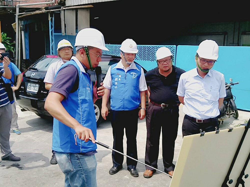 水利署署長賴建信視察桃園東門溪桃林鐵路雨水下水道截流工程並聽取防颱簡報。 圖：經濟部水利署/提供