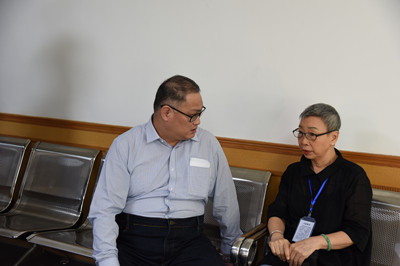 岳陽中級人民法院11日公布李明哲與母親會晤照片。 圖：岳陽中級人民法院