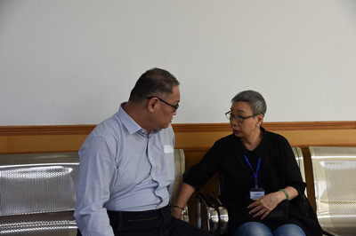 岳陽中級人民法院11日公布李明哲與母親會晤照片。 圖：岳陽中級人民法院