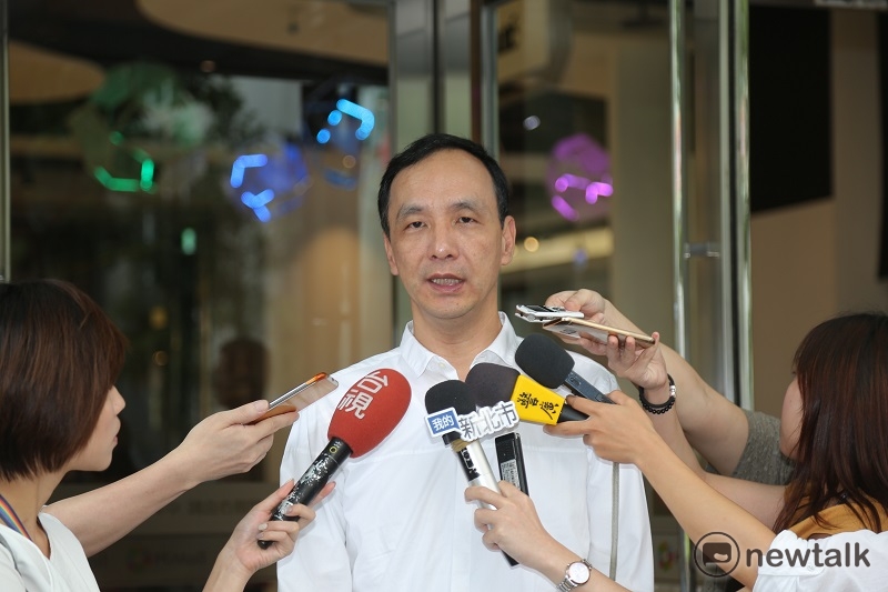 新北市長朱立倫表示，中央氣象局的預報是放颱風最重要的參考，但不能說是唯一的參考。 圖：王峻昌/攝