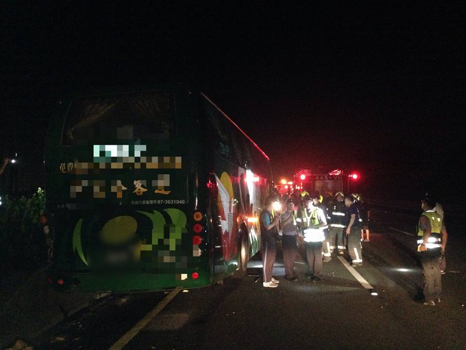 國道一號北上348公里岡山交流道附近11日晚間23時40分發生重大車禍。 圖：高雄消防隊/提供