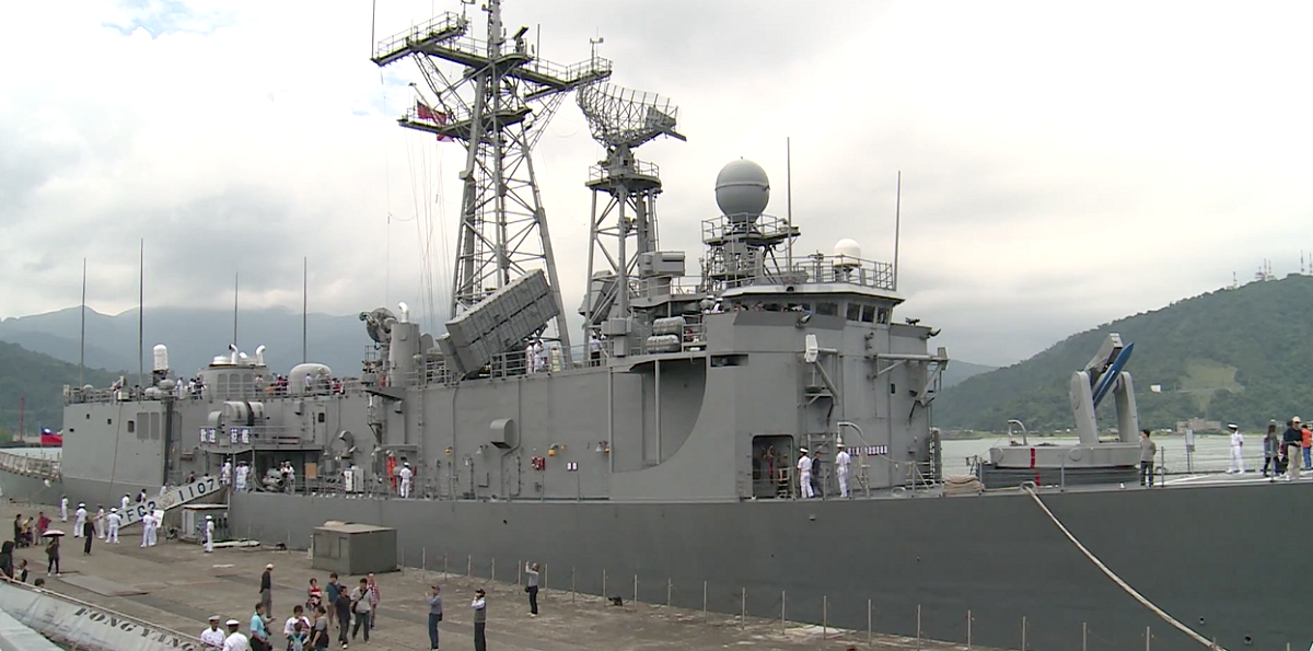 海軍艦隊指揮部12日指出，146艦隊子儀軍艦昨天下午3時許，執行吊載飛彈時不慎滑落甲板，造成飛彈彈頭及尾翼受損。海軍艦隊指揮部表示，原因調查中，初步研判可自行修復，更換零附件後可正常使用。 圖：翻攝youtube