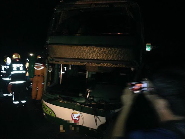 阿羅哈客運自撞護欄，造成6死、11傷。 圖：高雄市消防局/提供