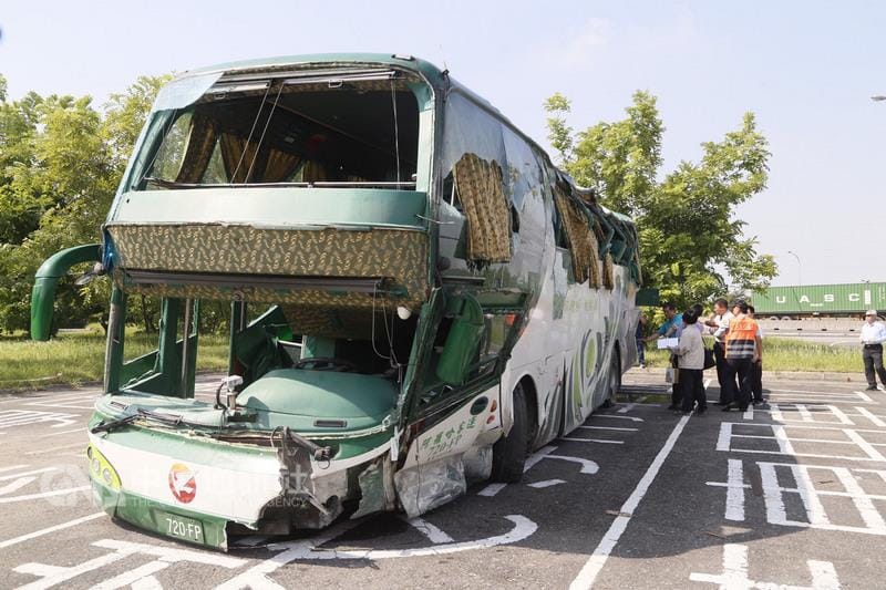 國道一號北上348公里岡山交流道附近11日深夜發生一 起重大車禍，一輛阿羅哈客運失控自撞護攔，造成6死 、11人受傷，客運駕駛向警方指出，當時因閃避前方車 輛而失控肇事。圖為檢察官戡驗阿羅哈肇事車體。 圖：中央社記者董俊志/攝