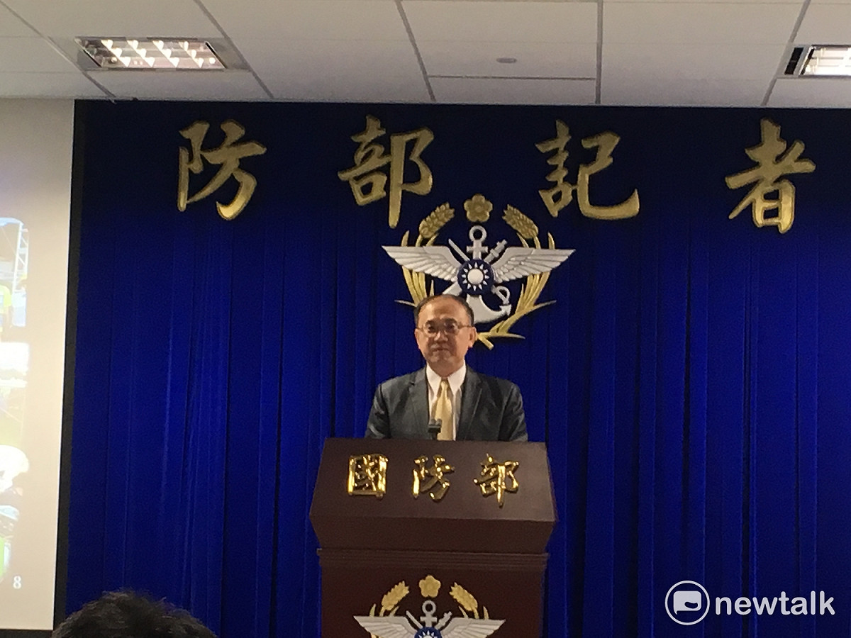 國防部12日於例行記者會邀請中科院介紹「智慧防災決策輔助系統」，中山科學研究院資訊通信研究所副所長王定國指出，救災決策輔助系統將預測、大數據分析變成資訊呈現，進行分派、指派建議，以供指揮官參考，有效派遣人力。 圖：黃韋銓/攝
