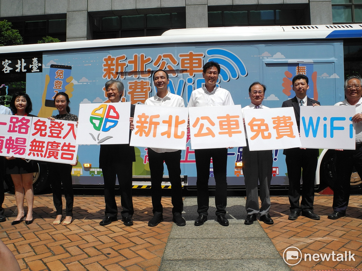 新北市長朱立倫與轄內公車業者一起宣布，即日起全市2500多輛公車，提供免費Wi-Fi上網服務，強調是率先全國各縣市的創舉。 圖：王峻昌/攝