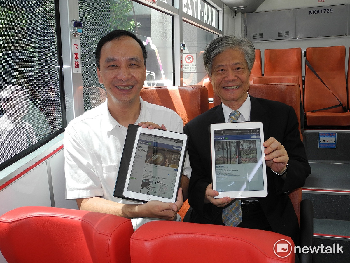 新北市長朱立倫、新北市公車客運同業公會理事長李博仁，一起在台北客運上體驗免費Wi-Fi上網。 圖：王峻昌/攝