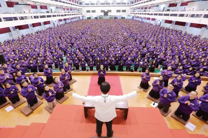 由妙禪創始、號稱全台有10萬信徒的『佛教如來宗』，名人弟子無數。 圖：反妙禪臉書
