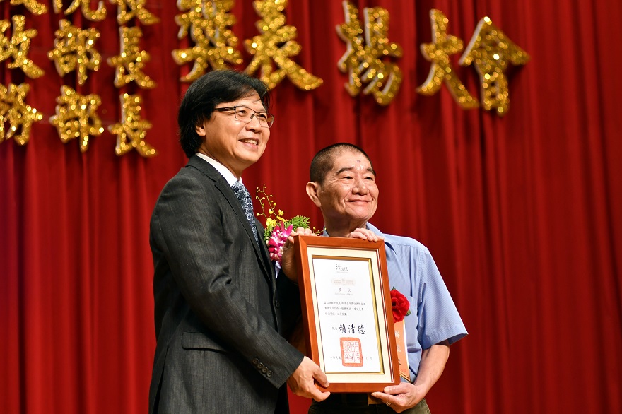 內政部長葉俊榮頒發行政院獎給雲林縣斗六市調解委員洪啟文。 圖：內政部/提供