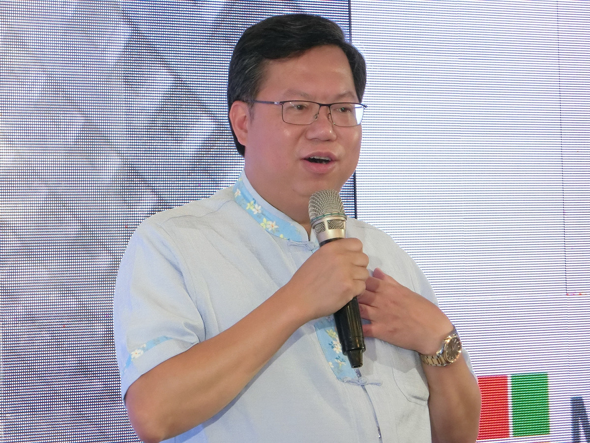 桃園市長鄭文燦今天出席活動被問到在這次天下雜誌調查中，施政滿意度六都第一的看法，他表示他的哲學是，"要做事不要吵架，要建設不要口水"，用合作的角度來建設，也讓桃園共識度很高，比較沒有雜音，進步就會比較快。 圖：李書璇/攝